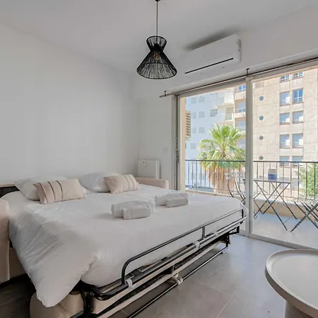 Beautiful Flat With Balcony - 200m From The Apartament *