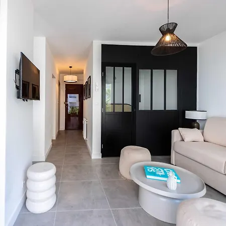 Apartment Beautiful Flat With Balcony - 200m From The