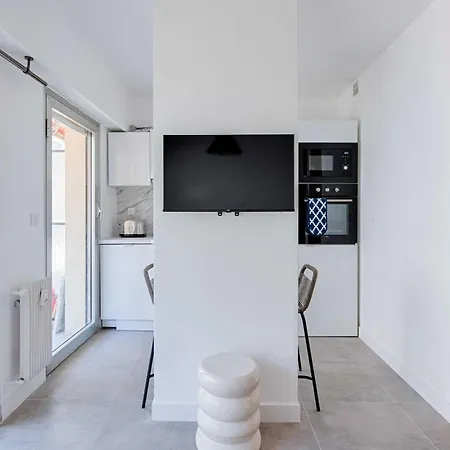 Beautiful Flat With Balcony - 200m From The Αντίμπ