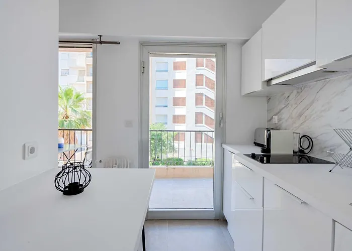 Beautiful Flat With Balcony - 200m From The