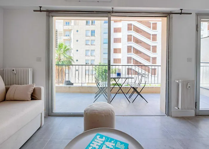 Beautiful Flat With Balcony - 200m From The * Antibes