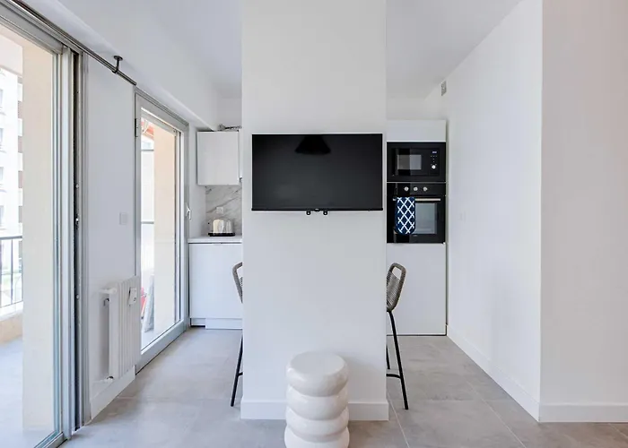 Beautiful Flat With Balcony - 200m From The Antibes