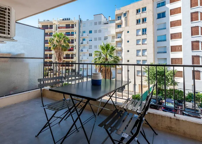 Apartmán Beautiful Flat With Balcony - 200m From The *